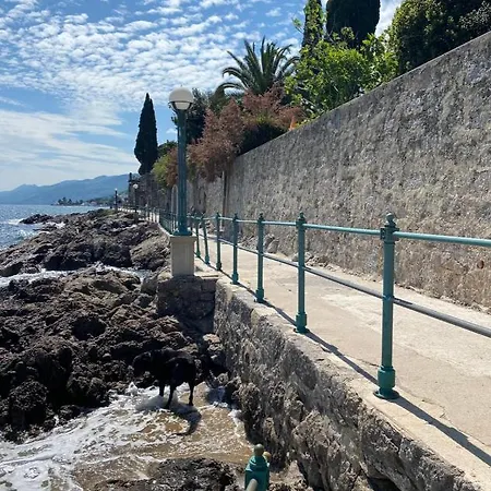 Secret Hideaway In The Volosko Old Town Апартаменти *